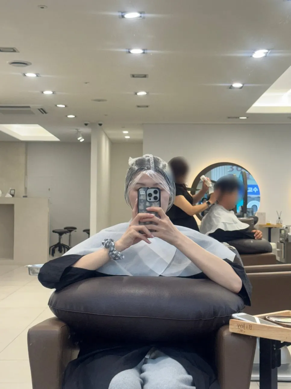 Drink and wet wipes provided while waiting with perm solution