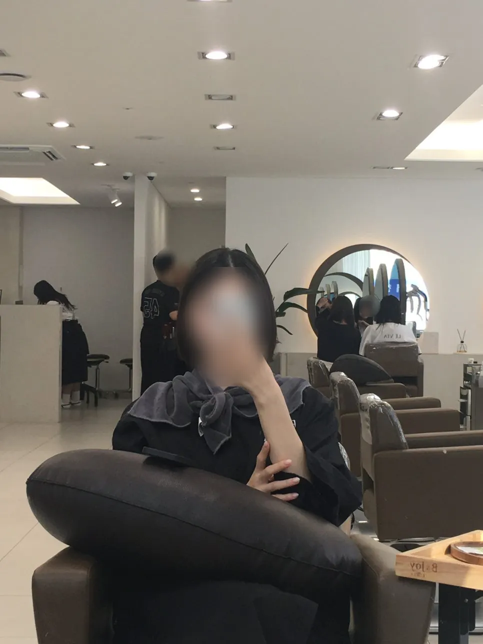 パーマ液を塗って待っている様子