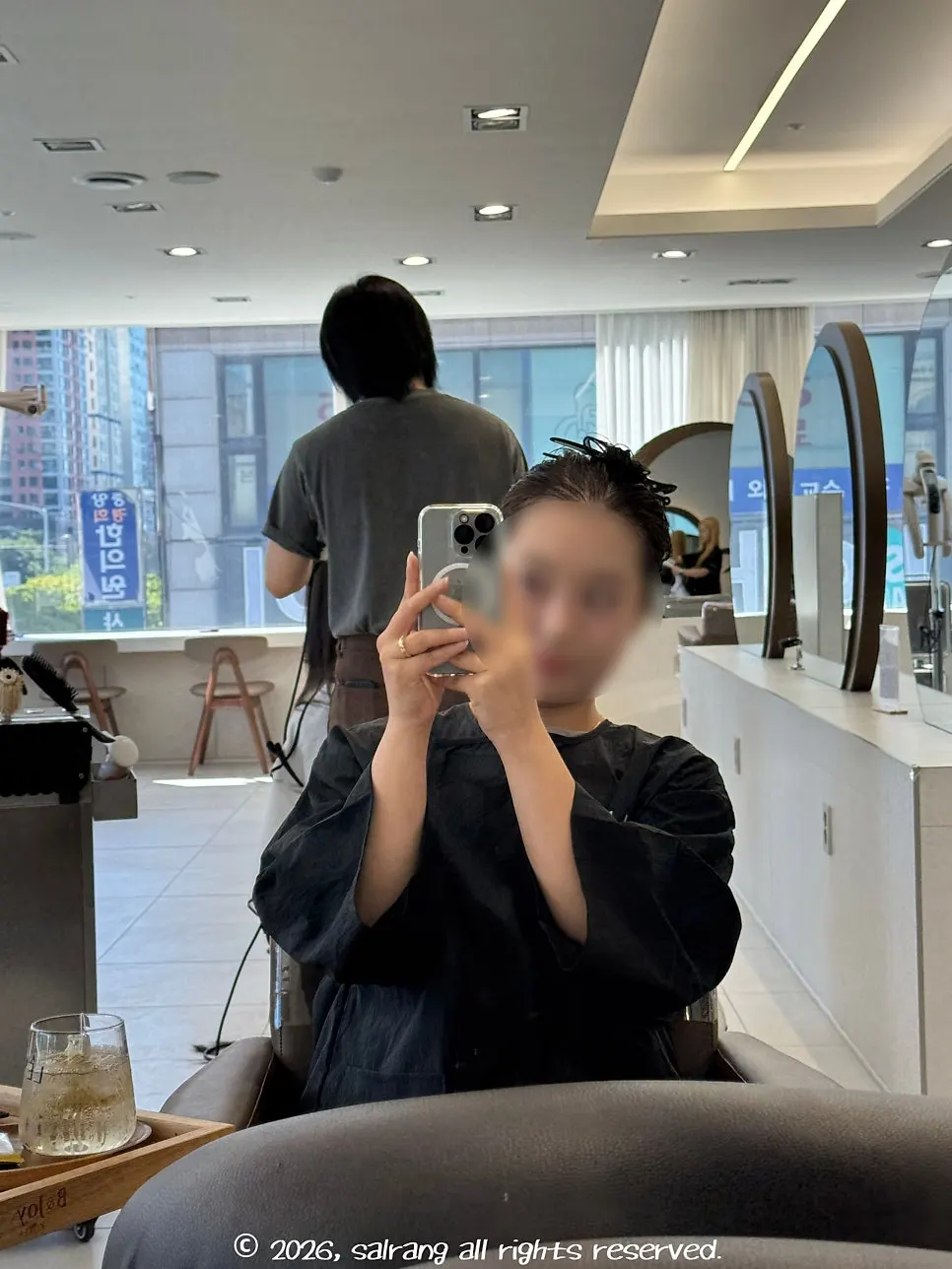 두피 연결 전 염색 대기 과정 이미지