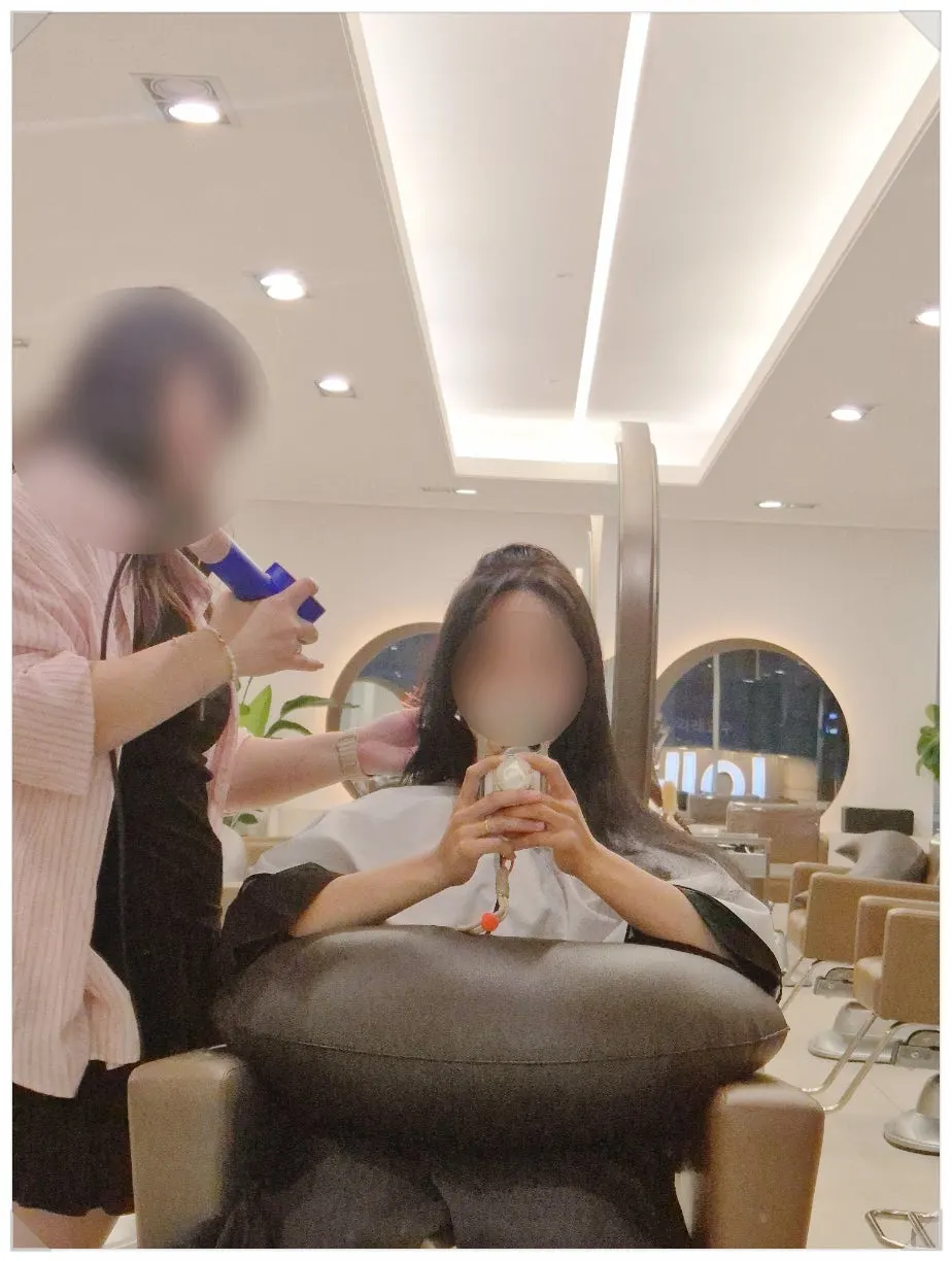 회색빛 톤다운 염색 시술 장면