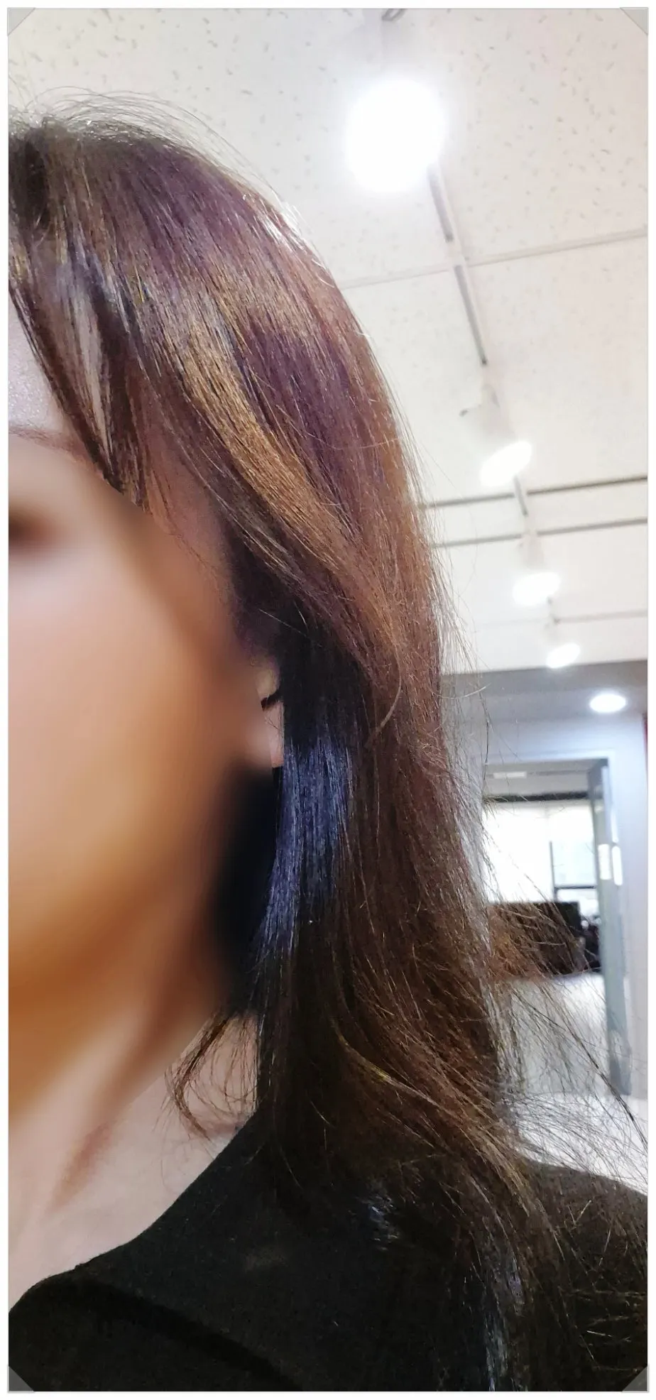 2일 뒤 밝은 조명에서 보이는 브라운 컬러