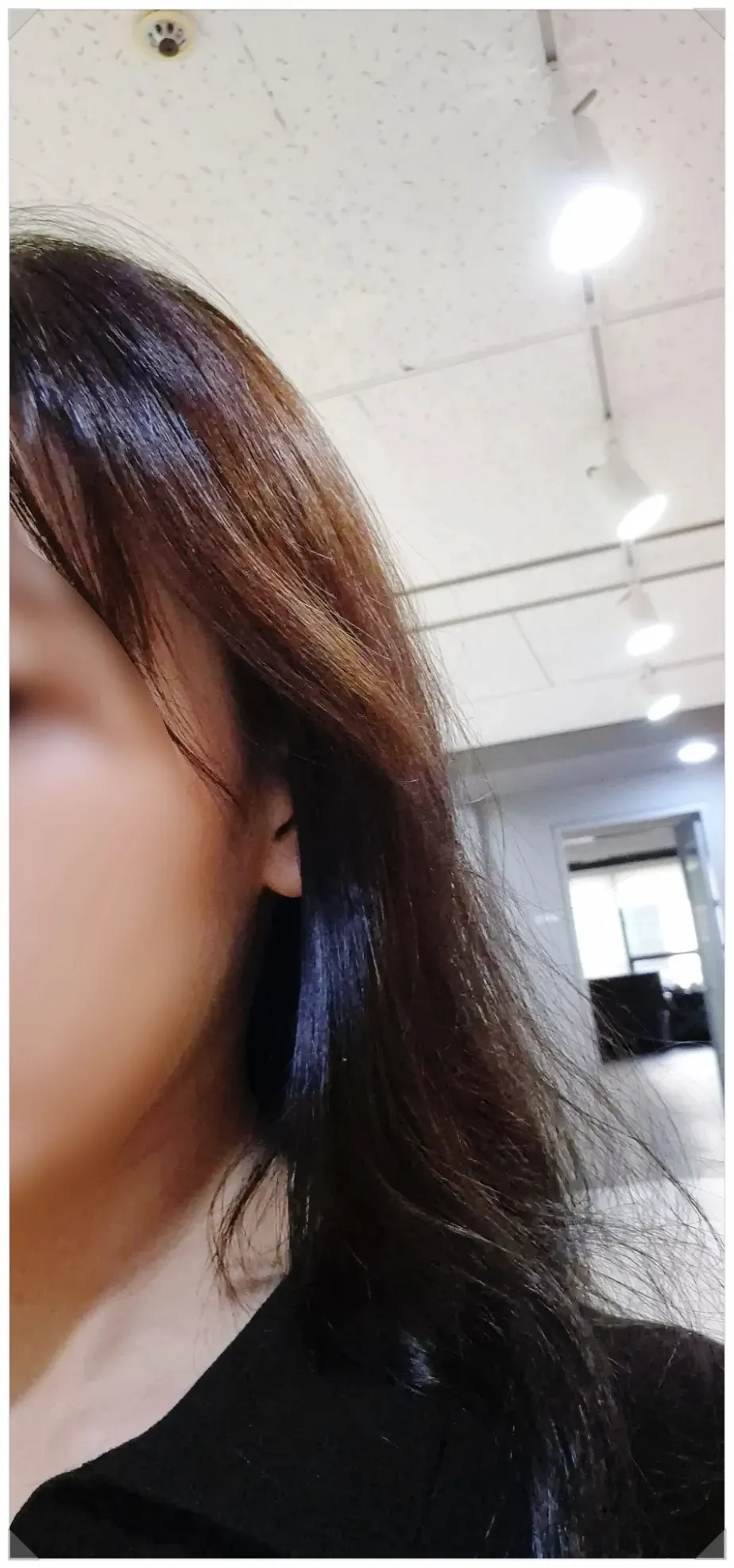 빛을 받아 은은하게 드러난 브라운 옆머리