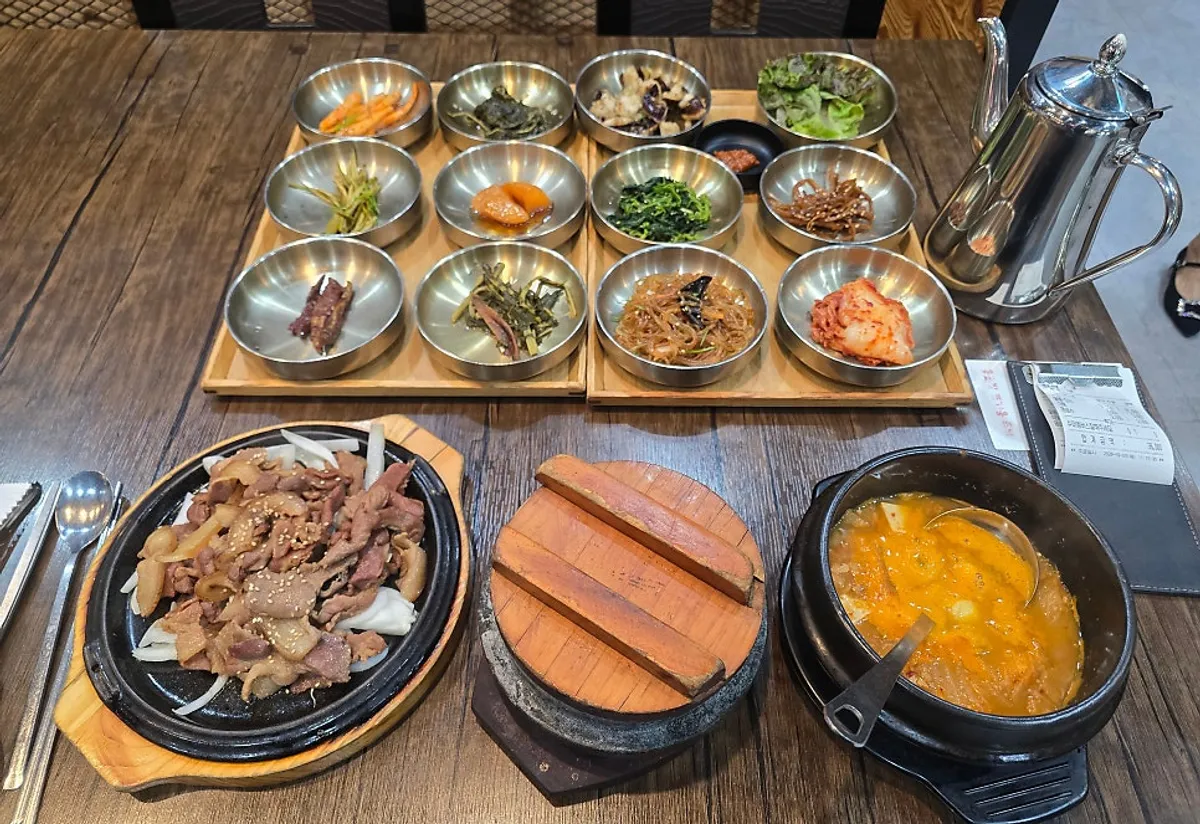 놋그릇 12첩 반찬과 숯불돼지구이 한상차림