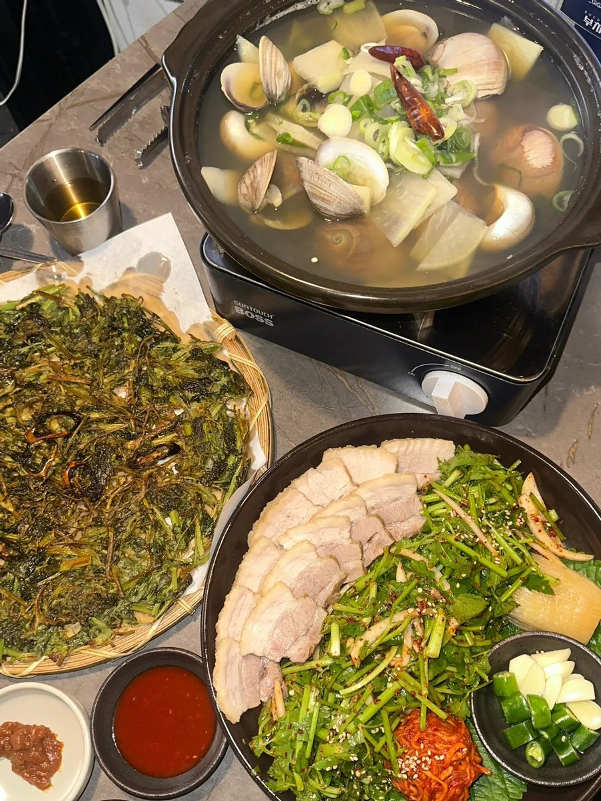 Bossam and whole whelk stew spread at Buchigom Yeongdeungpo-gu Office Branch