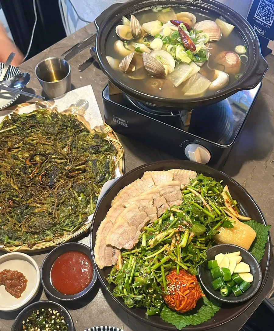 Set menu spread at Buchigom Yeongdeungpo-gu Office Branch