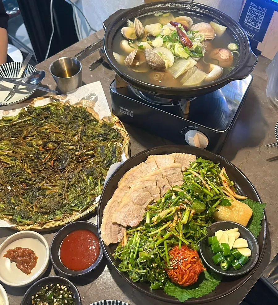 Full table spread of the Buchigom Jusanggang Set