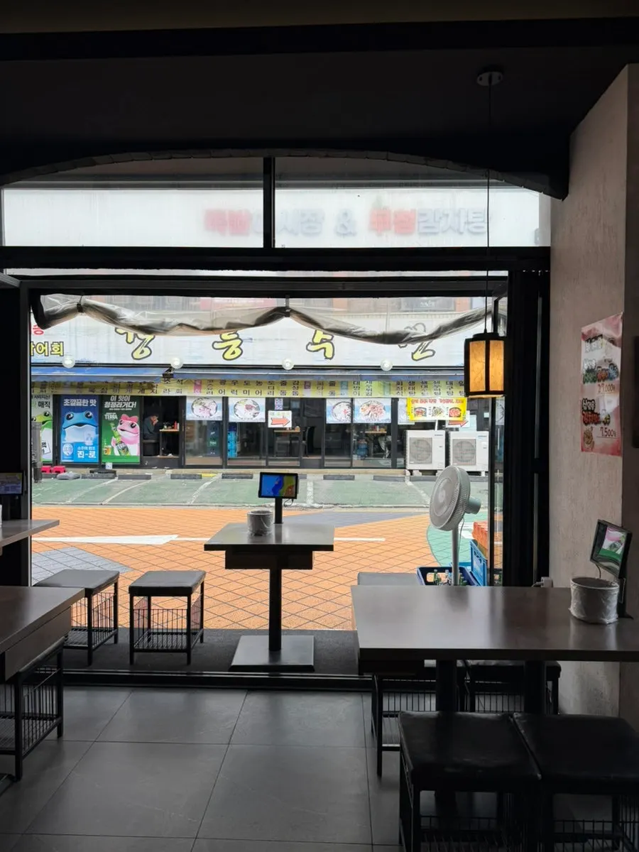 Tables for 2 and 4 at Buchigom Yeongdeungpo-gu Office Branch