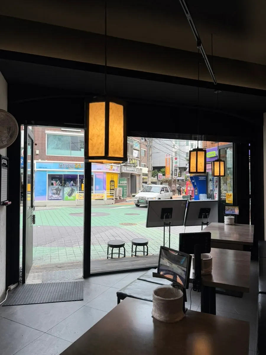 Evening patio atmosphere at Buchigom Yeongdeungpo-gu Office Branch