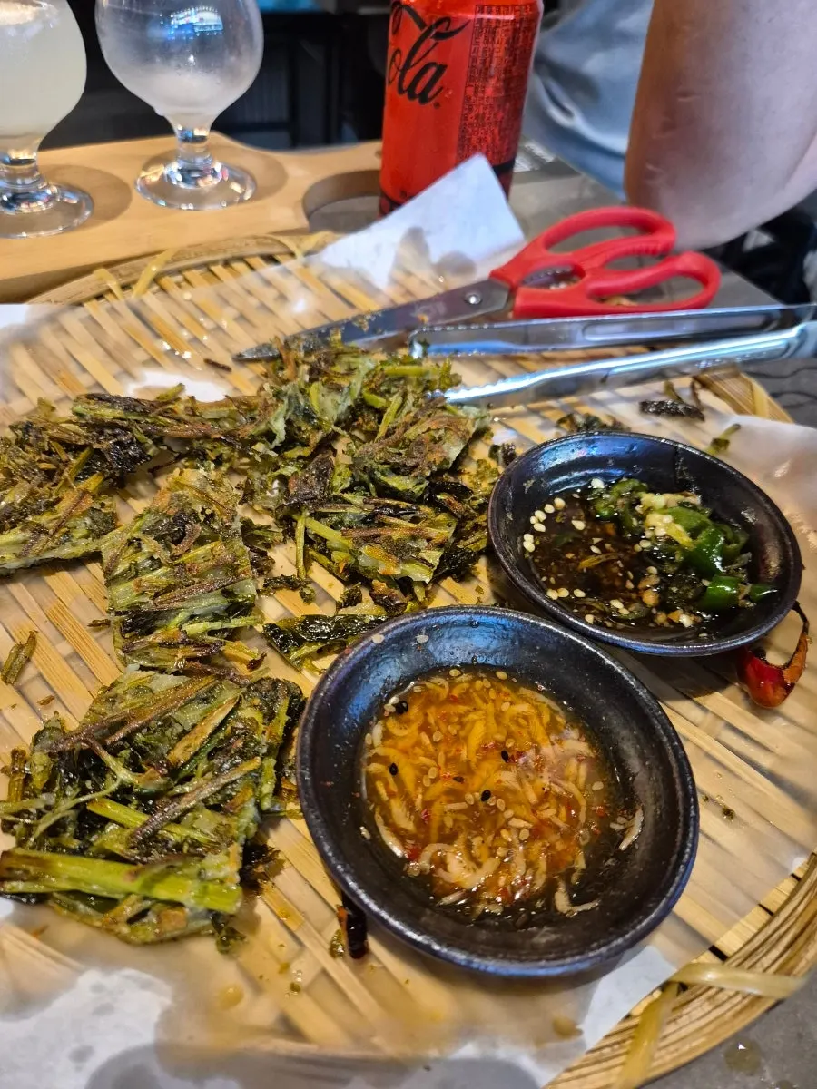 간장 소스에 찍은 미나리전 한 점