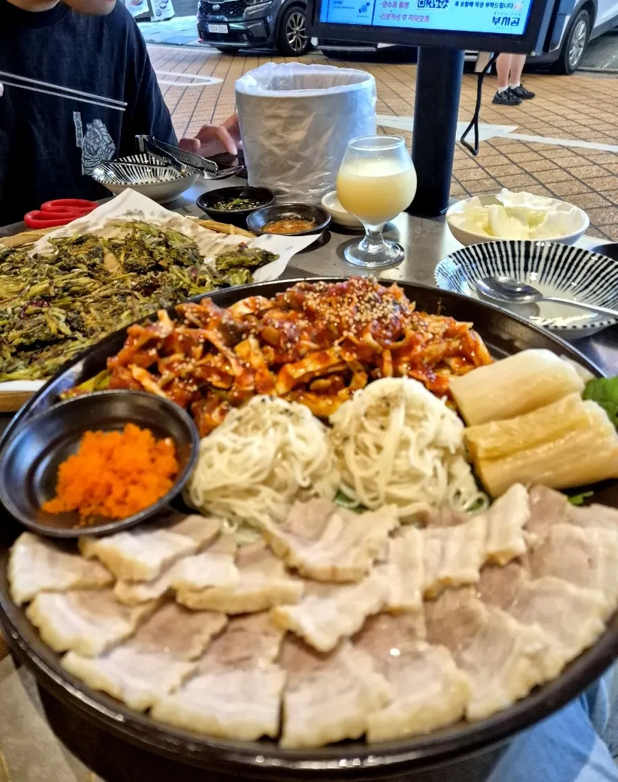 큰 접시에 담긴 생골뱅이무침보쌈