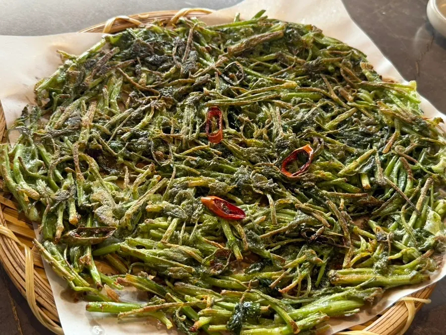 Cross-section of Buchigom's minari pancake showing packed minari