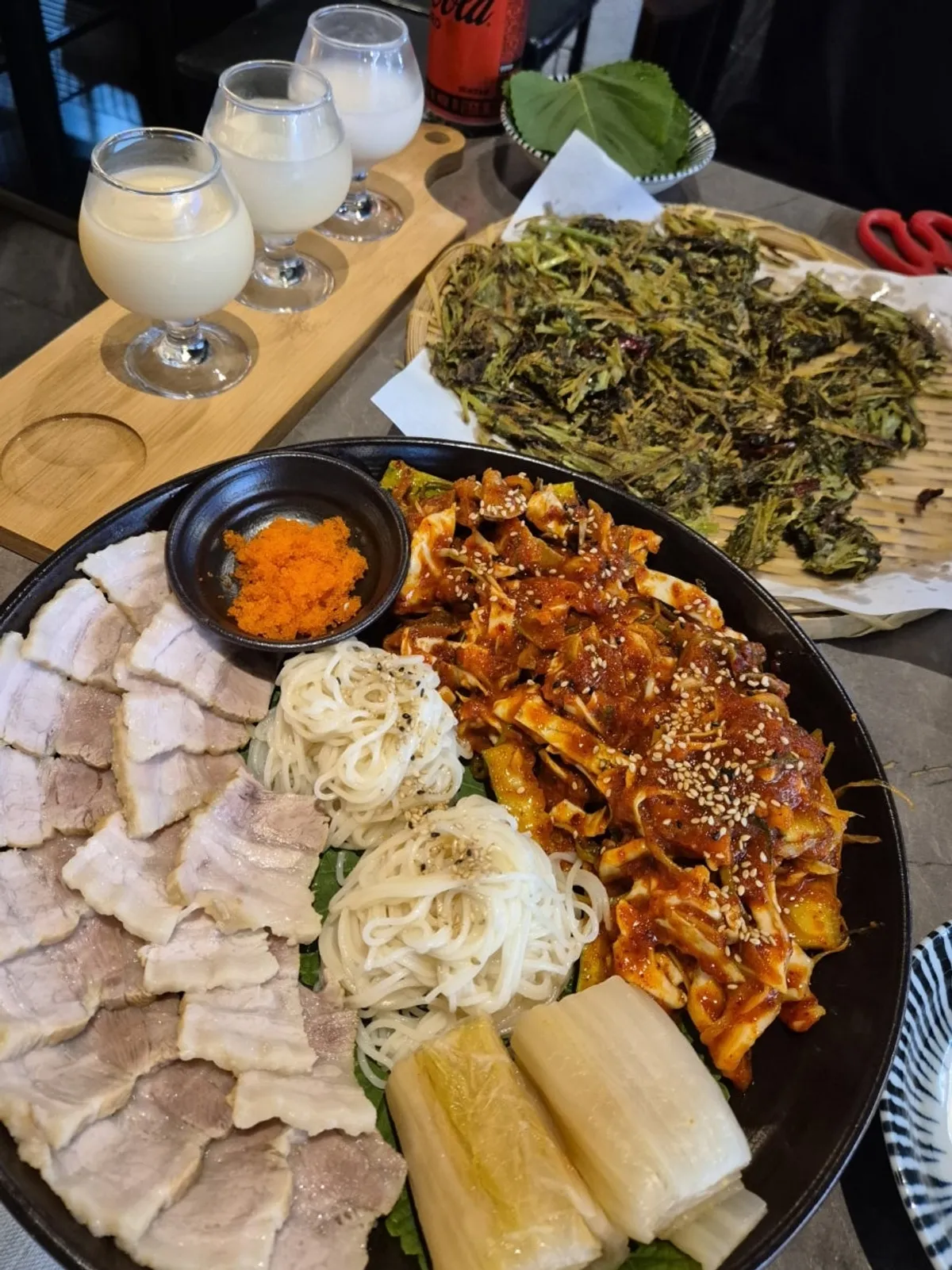 보쌈고기와 생골뱅이무침, 소면과 백김치 한 상