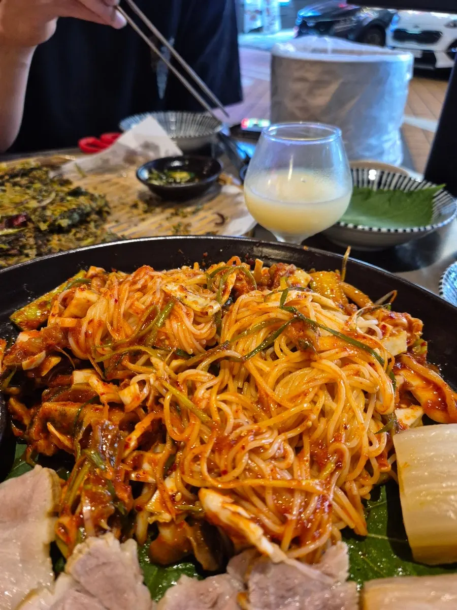 소면과 날치알이 곁들여진 골뱅이무침 접시