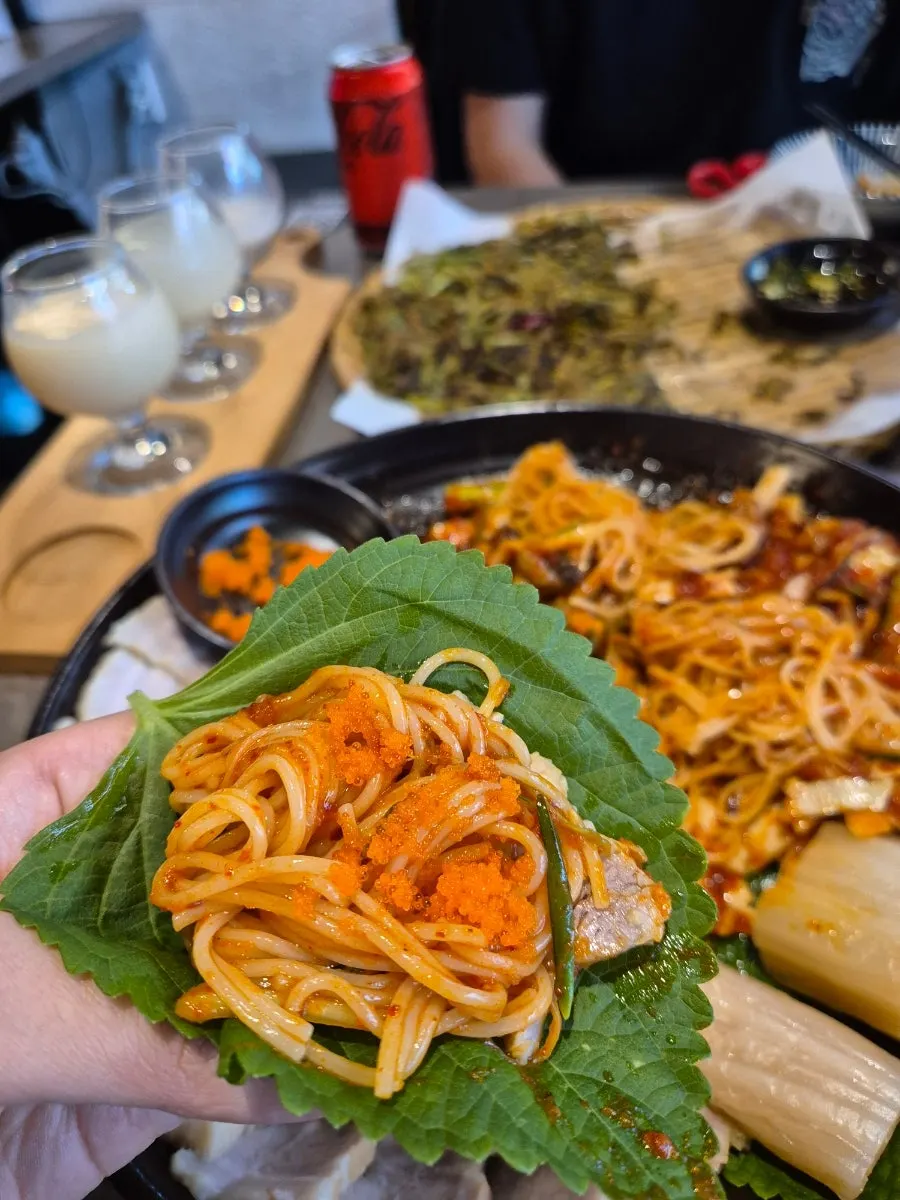 깻잎에 올린 보쌈고기와 골뱅이무침