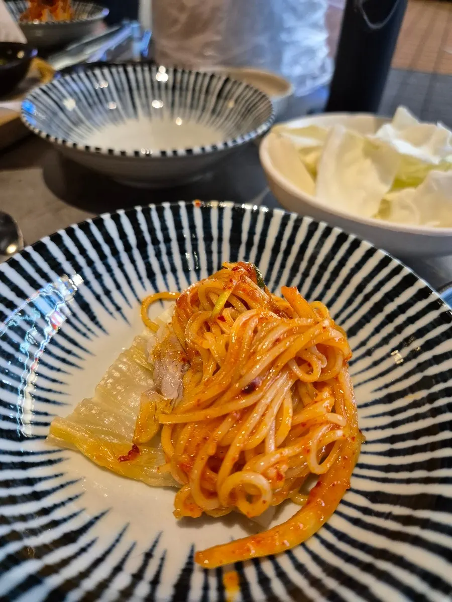 보쌈·백김치·소면을 올린 쌈 한 입