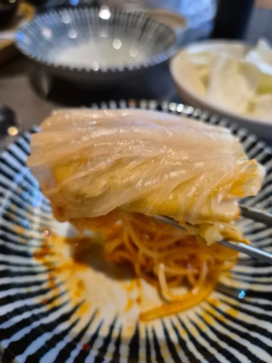 골뱅이무침과 보쌈고기 조합 클로즈업