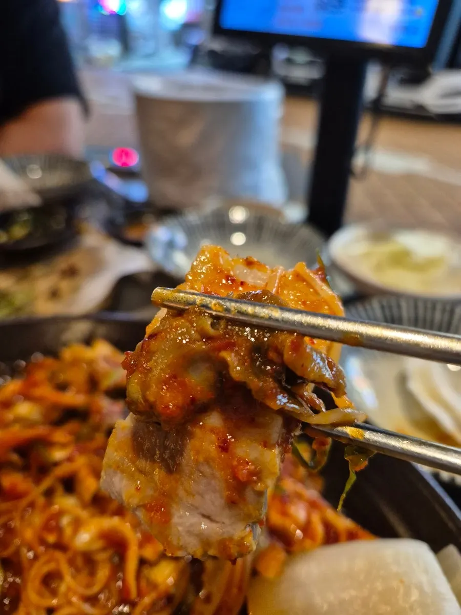 막걸리 잔과 함께 차려진 부치곰 한상