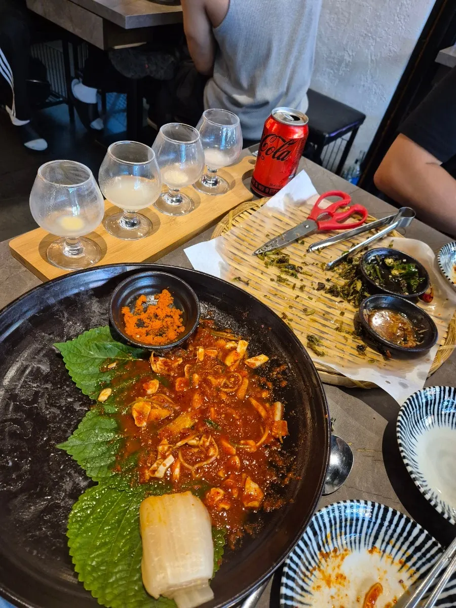 퇴근 후 막걸리 한잔과 안주가 놓인 테이블