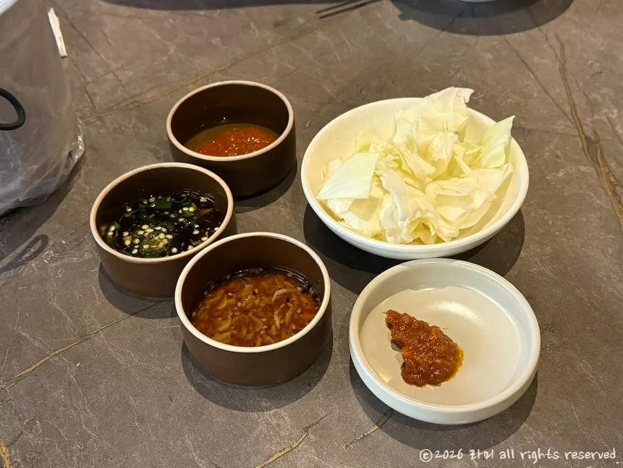 한상세트1 메뉴가 적힌 부치곰 메뉴 지면