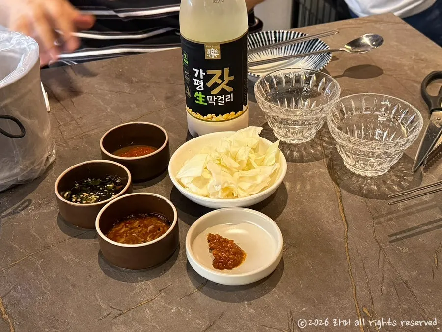막걸리와 함께 차려진 야외 테이블 세팅