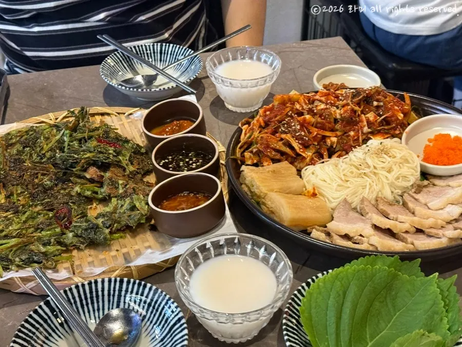 바삭하게 부쳐진 미나리전 클로즈업