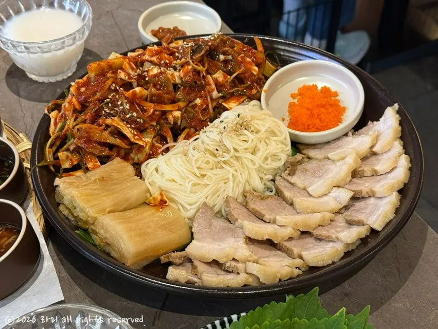 생골뱅이무침과 보쌈고기가 함께 담긴 접시