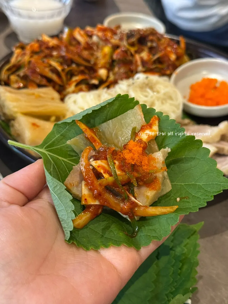 깻잎에 보쌈고기와 골뱅이무침을 올린 쌈