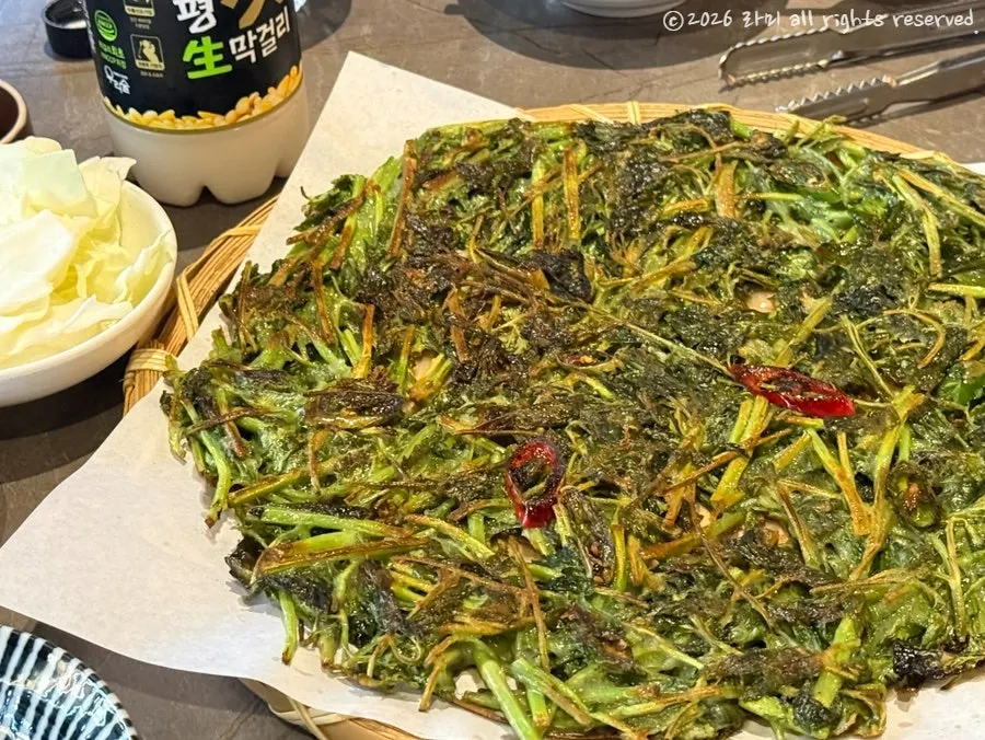야외 테이블에서 즐기는 부부의 주말 저녁 술자리