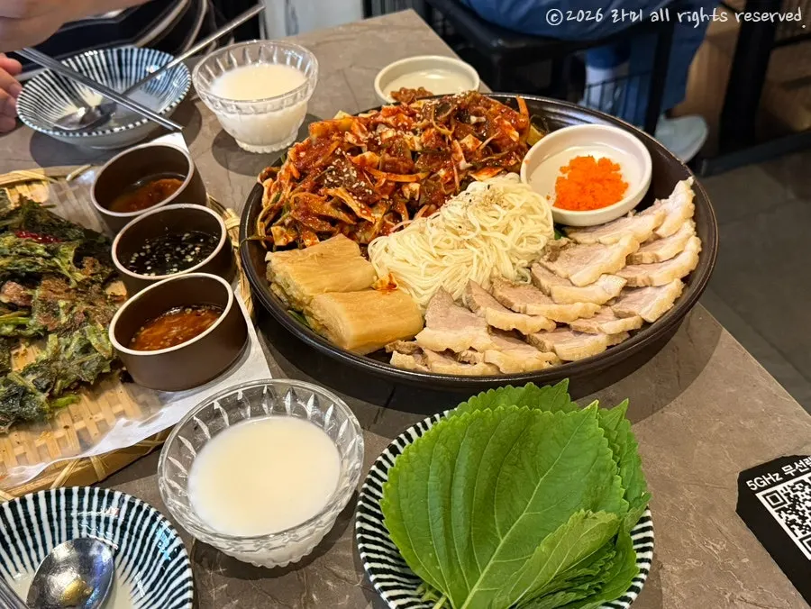 바쁜 저녁 시간대 부치곰 매장 분위기