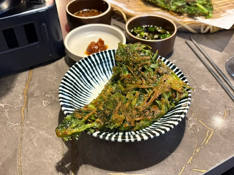 Bánh xèo rau cần nguyên bản chiên vàng ươm