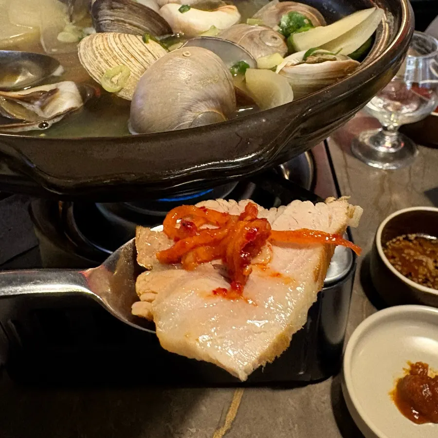 Cận cảnh mặt cắt bánh xèo rau cần giòn rụm