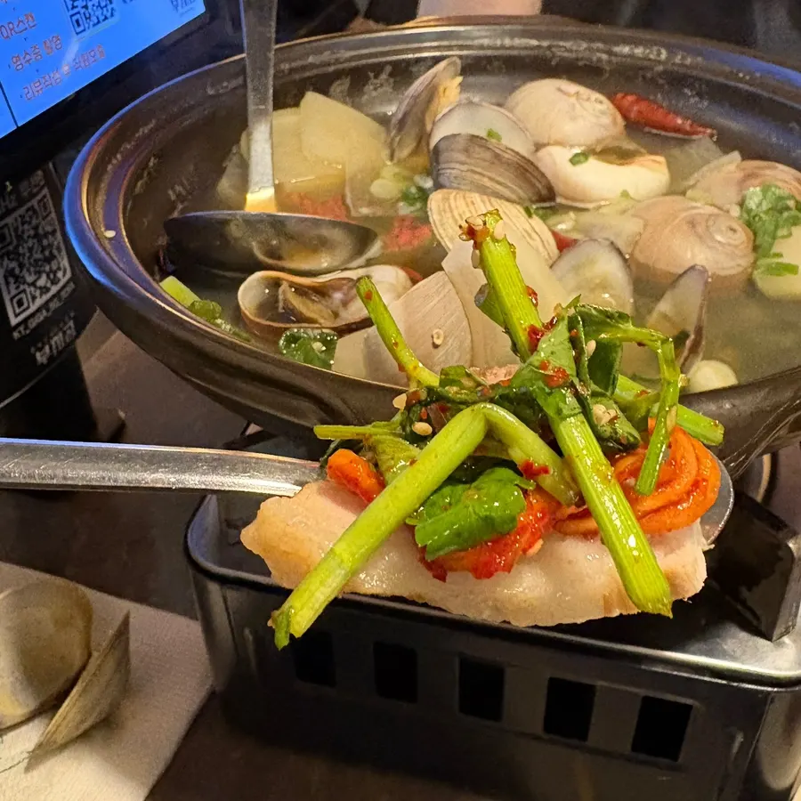 Bossam của Buchigom kèm củ cải khô