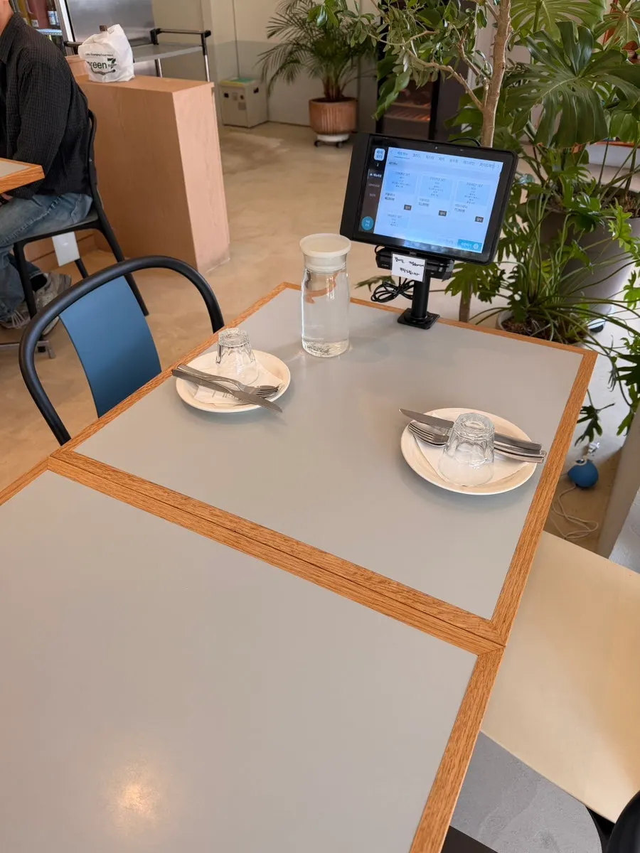Interior of Bueokgan Suwan Branch with widely spaced tables