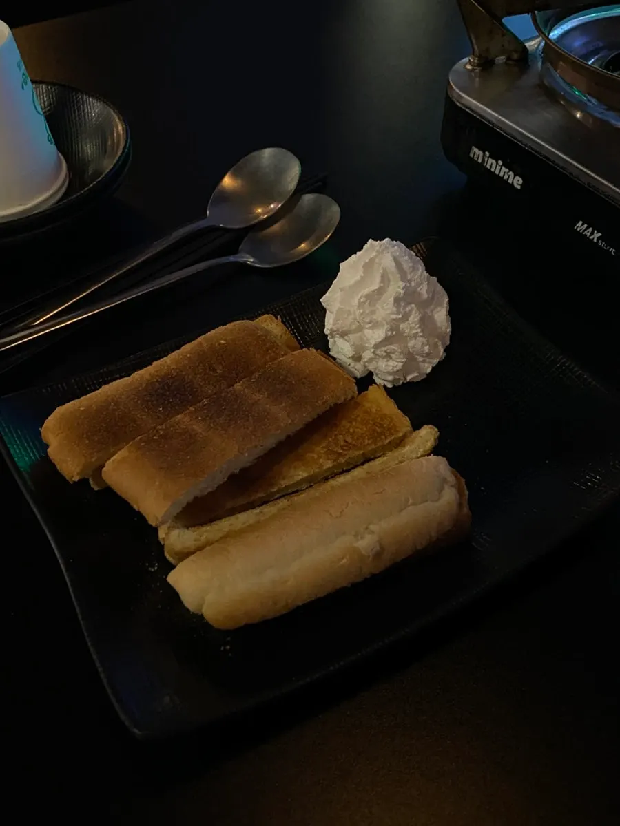 부단 남포점 기본 안주 식빵과 생크림