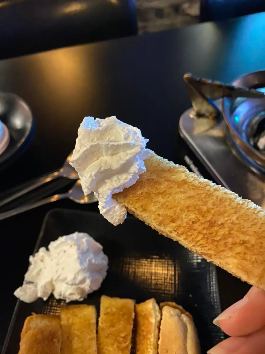 생크림에 찍어 먹는 식빵 기본 안주
