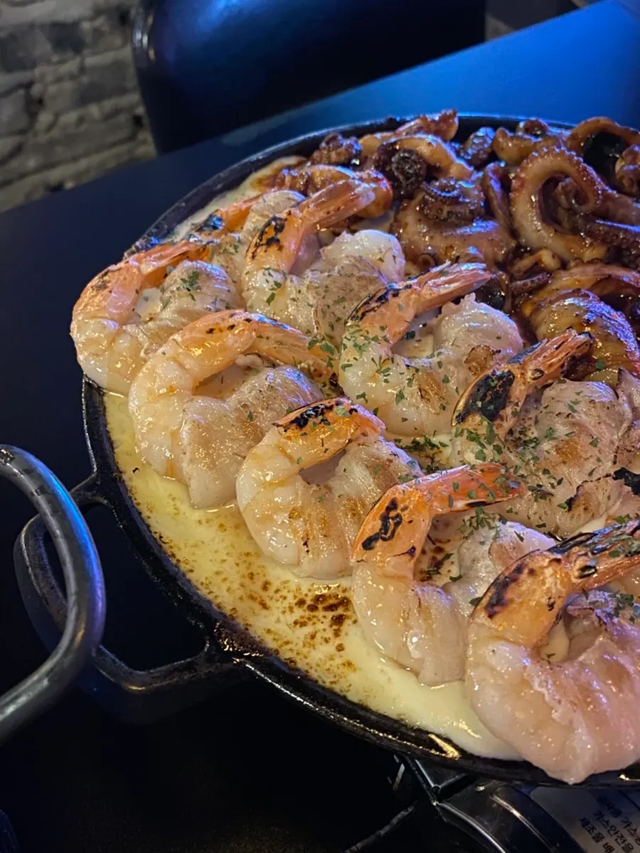 삼겹살 말린 통통한 새우가 올라간 치즈쭈새우