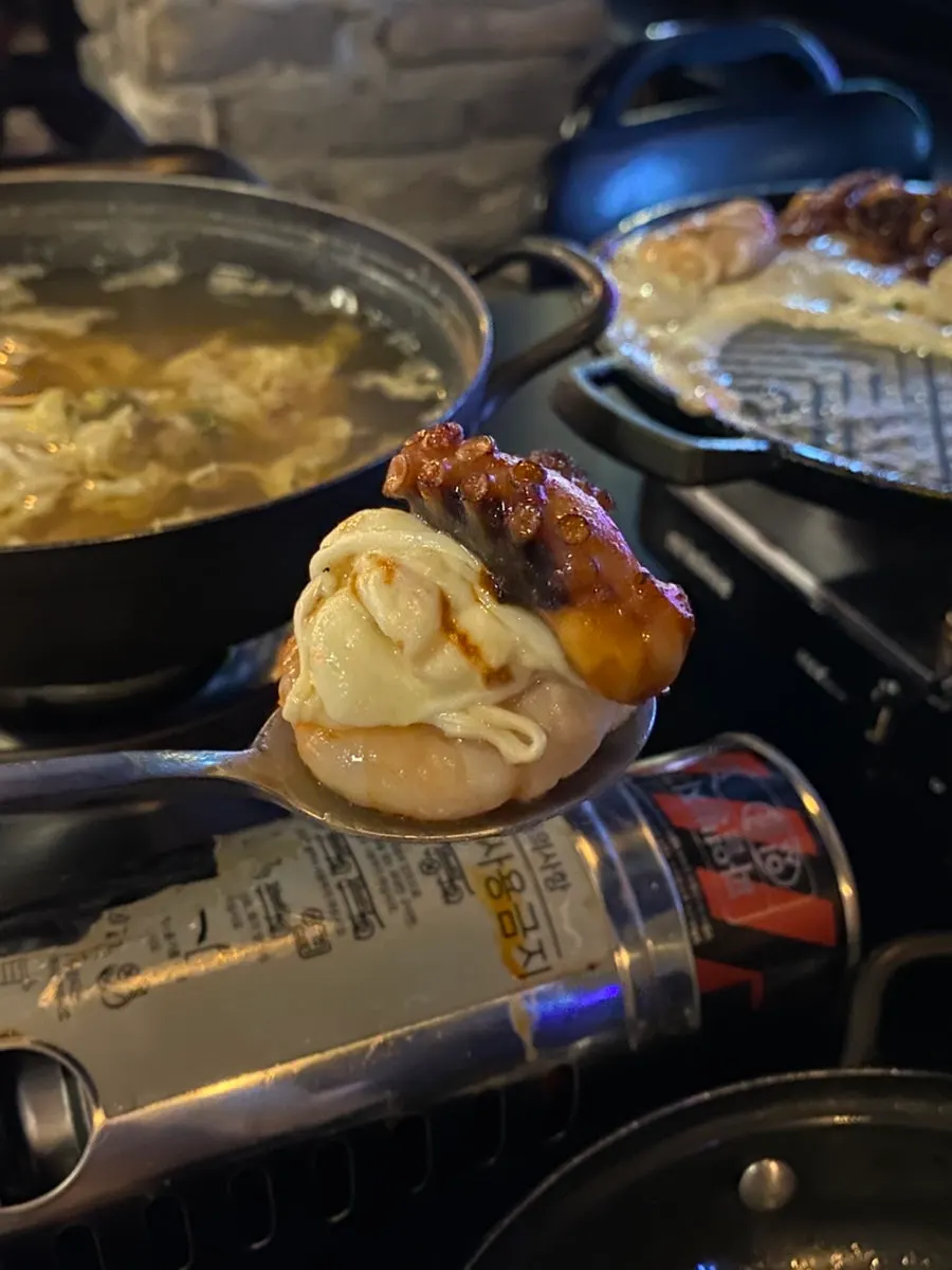 치즈와 새우, 쭈꾸미를 함께 담은 접시