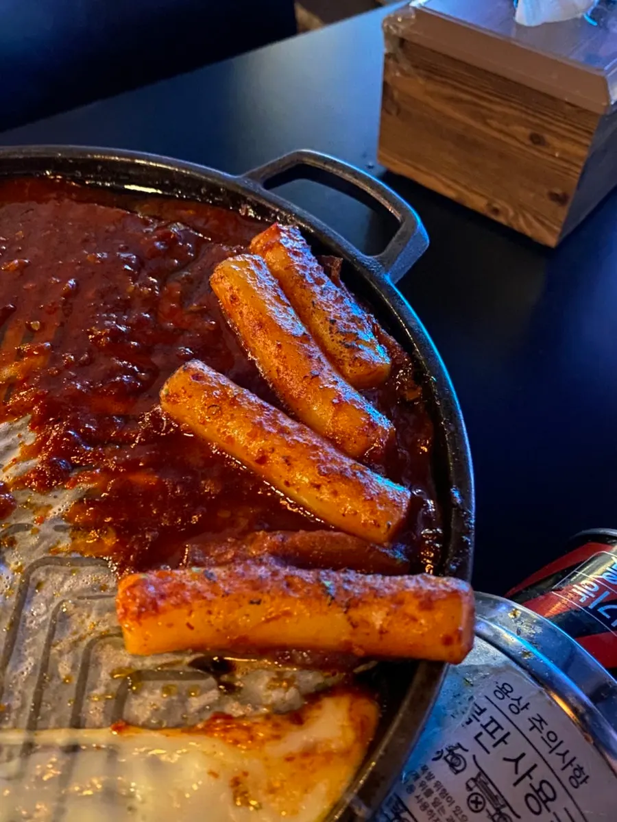 양념이 밴 떡과 치즈