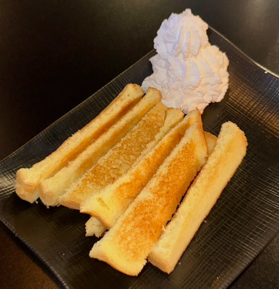 Toast and whipped cream served as the basic side dish