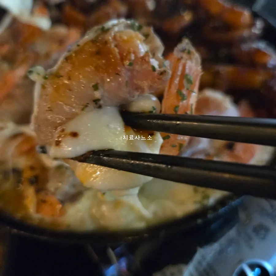 쭈꾸미와 치즈를 함께 집은 한입