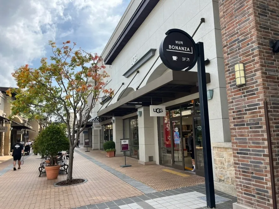Entrance to Bueokgan restaurant in front of the UGG store