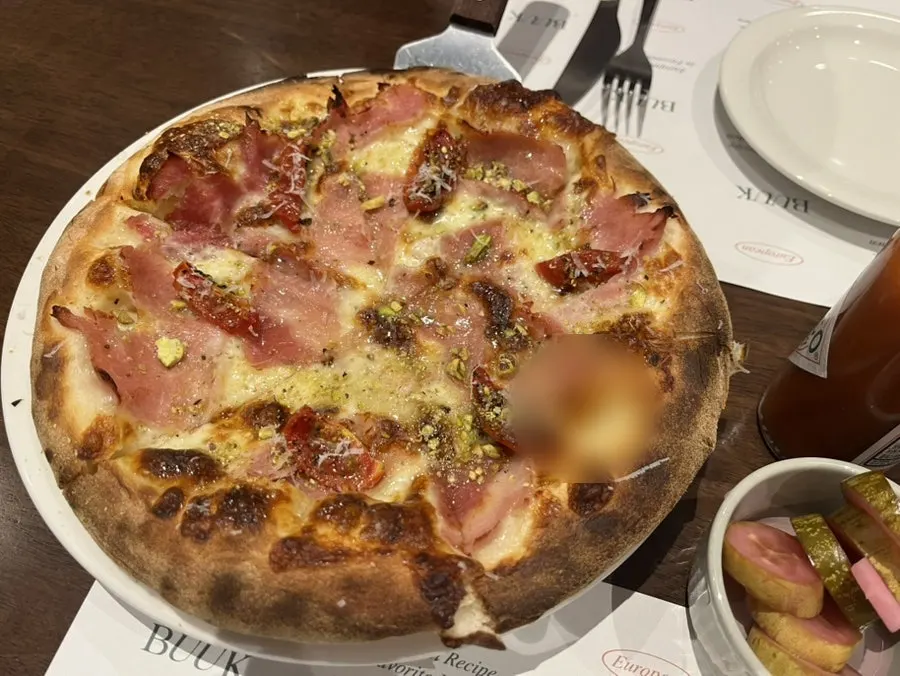 Table spread of Bueokgan's jambon pizza and truffle mushroom cream gnocchi
