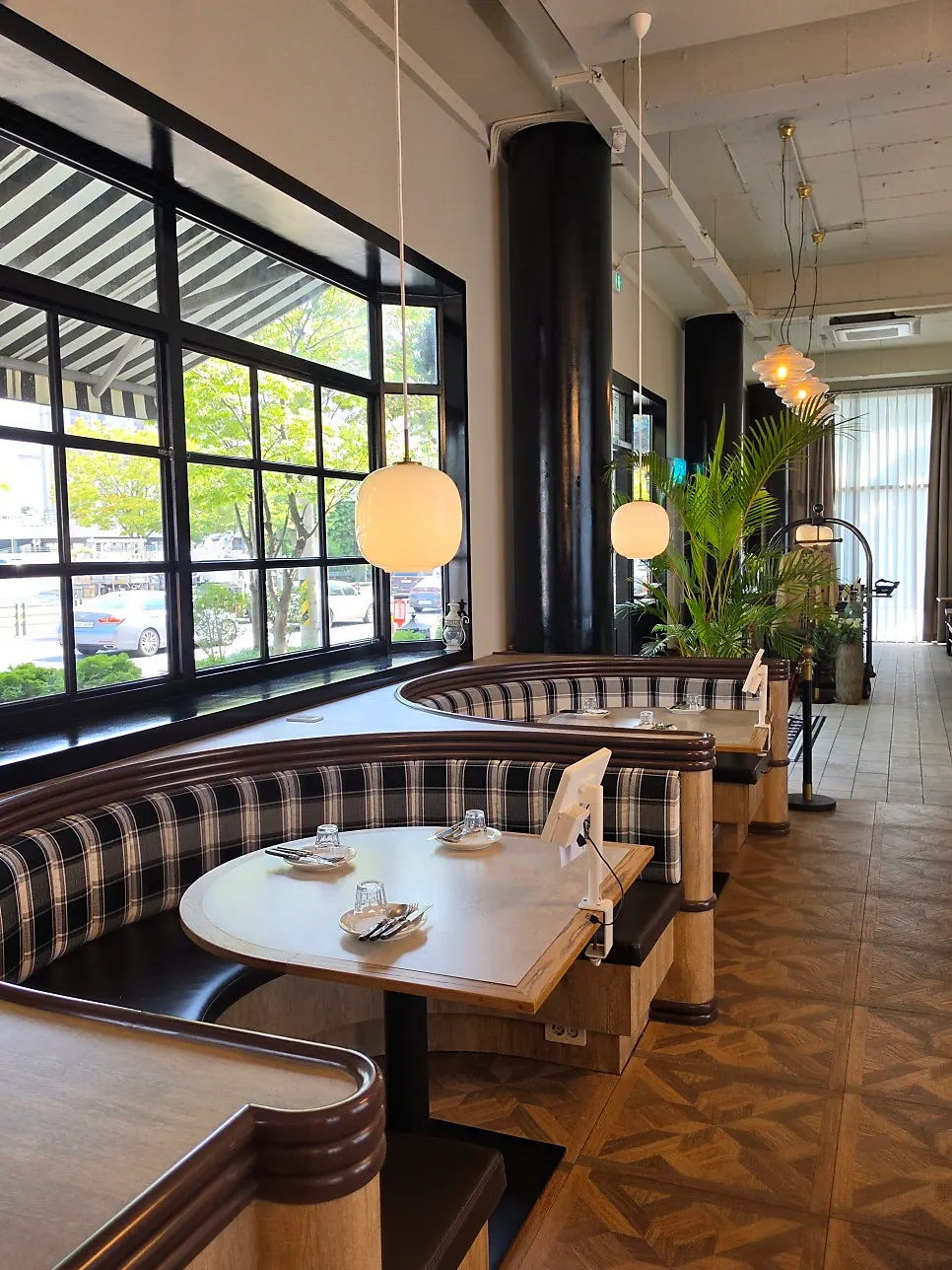 Classic interior atmosphere at Bueokgan Sangmu Branch