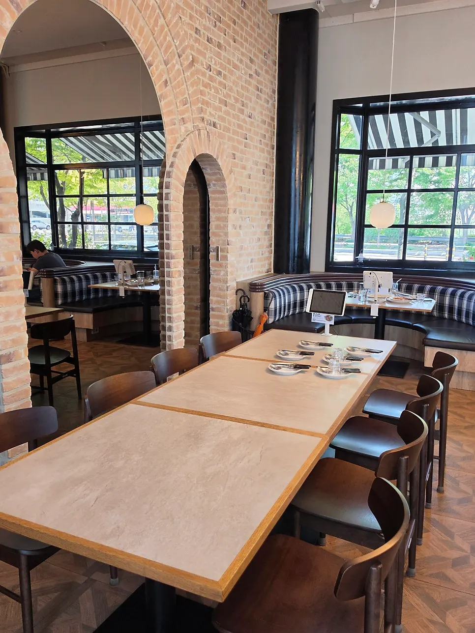 Seating and interior design at Bueokgan Sangmu Branch