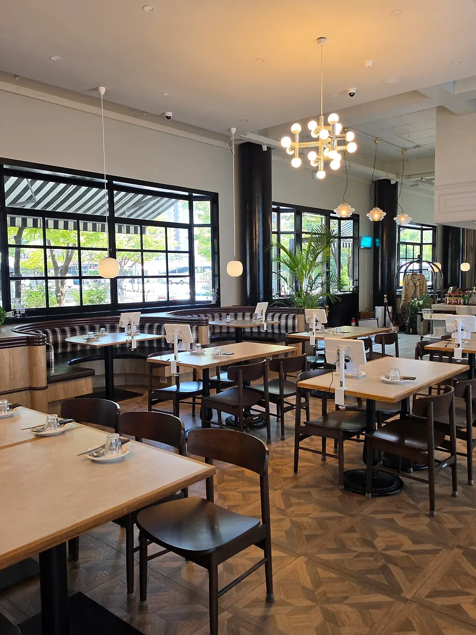 Date-night atmosphere in the main hall of Bueokgan Sangmu Branch