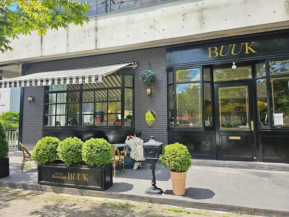 Dining hall at Bueokgan Sangmu Branch furnished with directly imported furniture