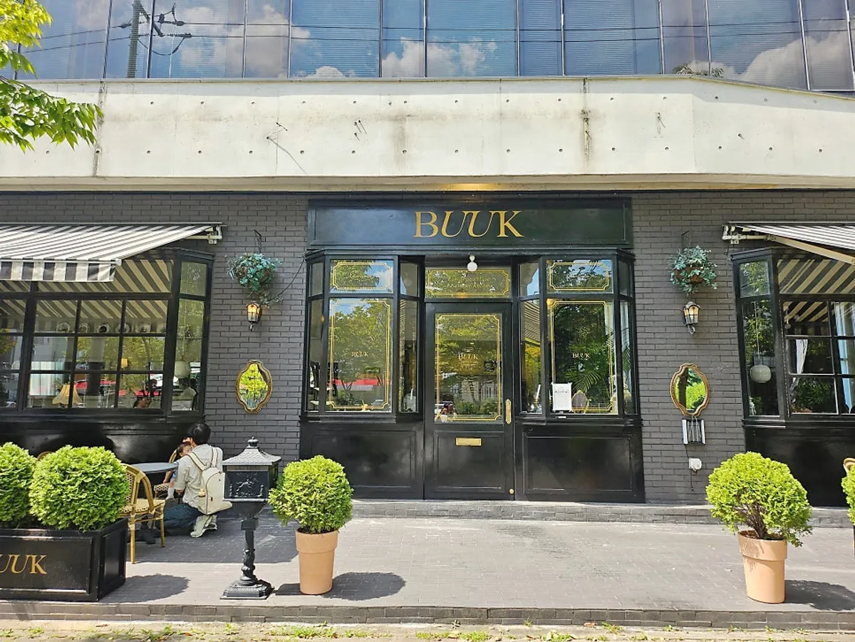 Table and stylish interior at Bueokgan Sangmu Branch
