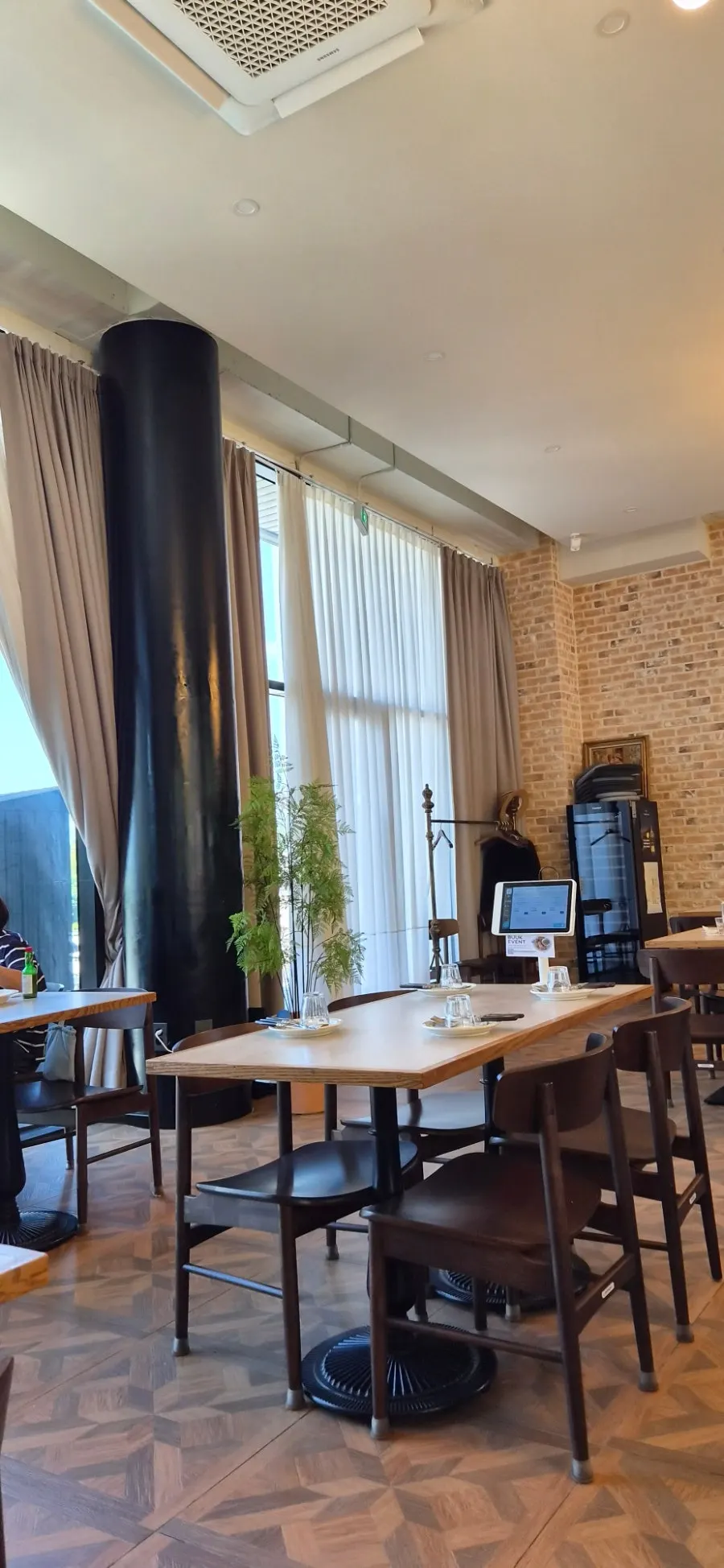 Dining hall at Bueokgan Sangmu Branch filled with natural light