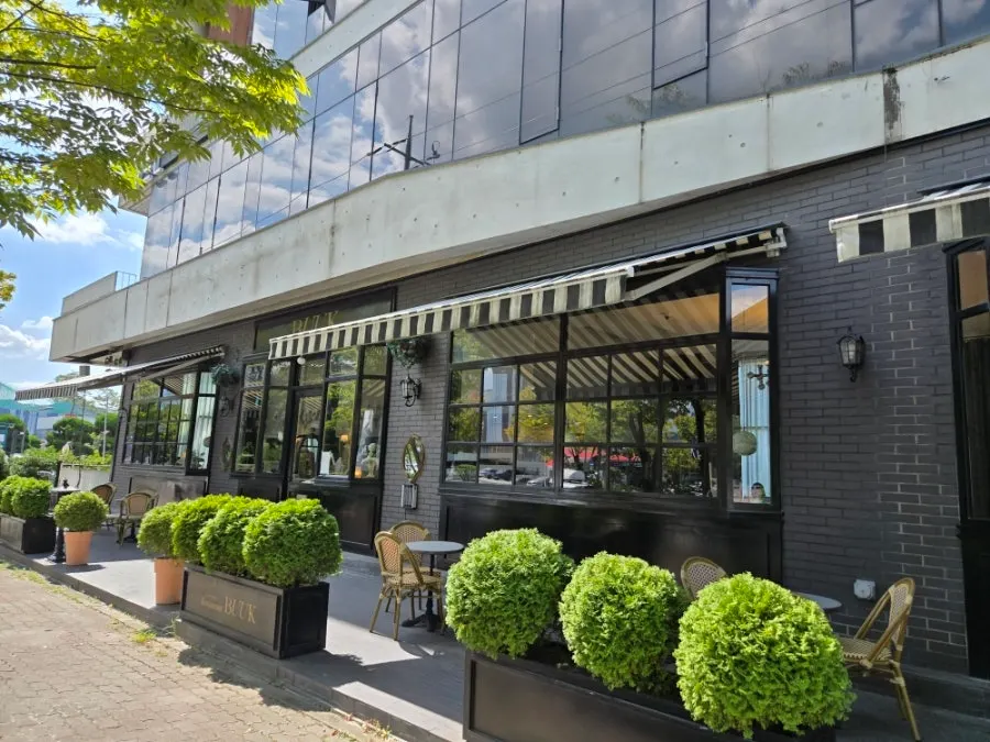 The building at Bueokgan Sangmu Branch as seen from the parking area