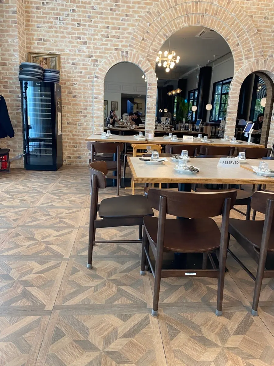 Interior of Bueokgan Sangmu Branch with wide table spacing